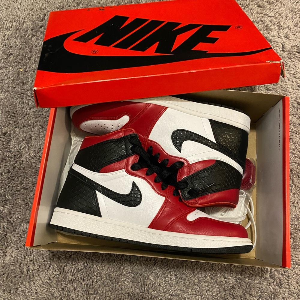 Jordan 1 Retro High Satin Snake Chicago (W)
